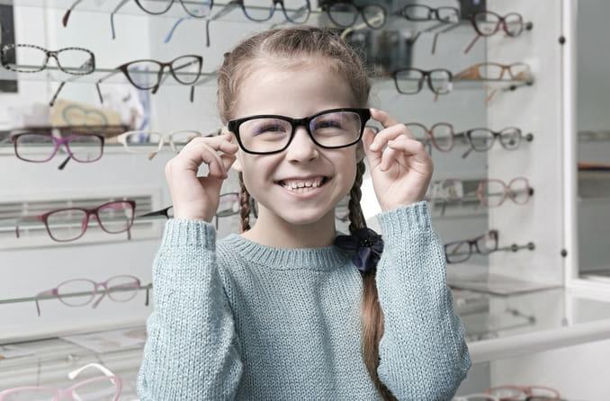 Guide d’achat : Comment choisir les meilleures lunettes pour votre fille